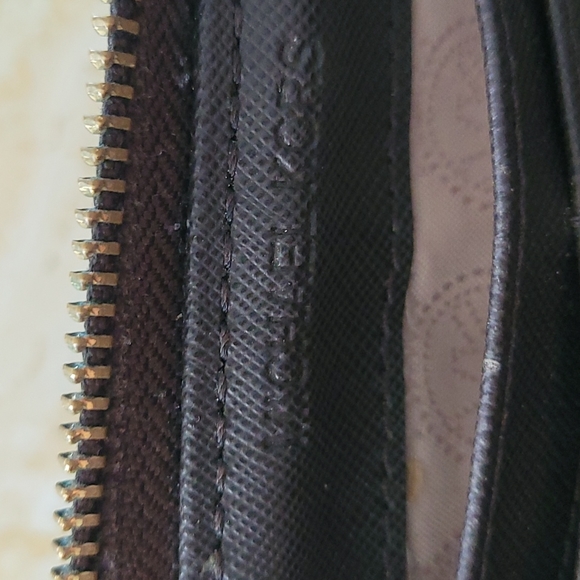 Michael Kors Signature Wallet - Picture 16 of 16